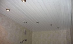 Монтаж реечного потолка в ванной комнате и стоимость панелей