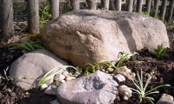 Необычное использование больших камней на дачном участке с пользой