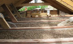 Плюсы и минусы утепления потолка керамзитом в деревянном частном доме