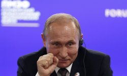 Путин подписал пакет важных законов. Как теперь изменится жизнь россиян?