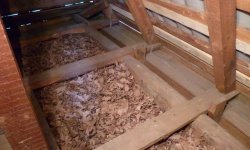 Утепление потолка в частном деревянном доме опилками