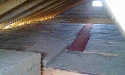 Характеристики минваты и техника утепления потолка в деревянном доме
