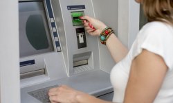 С каких банковских карт могут запретить снимать наличные? Кому и зачем это нужно?