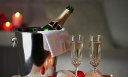 Как правильно выбрать и пить шампанское на Новый год: рекомендации Роскачества