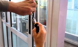 Плохо закрывается пластиковая балконная дверь – как снять и отрегулировать