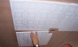 Как правильно клеить потолочную плитку и разные способы укладки