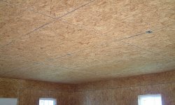 Монтаж чернового потолка из ОСБ плит и отделка по деревянным балкам