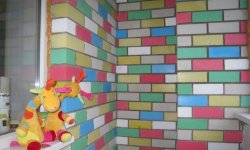 Покраска кирпичных стен и отделка декоративным камнем балкона