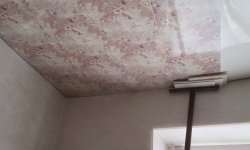 Способы крепления и приклеивания ПВХ панелей на потолок