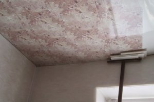 Способы крепления и приклеивания ПВХ панелей на потолок