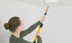 Как правильно красить потолок и хитрости покраски валиком