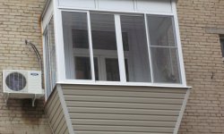 Остекление балконов с выносом. Варианты и примеры