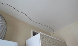Как своими силами заделать трещины на потолке
