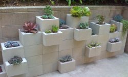 Необычное применение бетонных блоков и самые удачные идеи с пользой для дачи