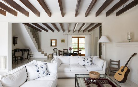 Дизайн и фото декоративных деревянных балок на потолке в интерьере дома
