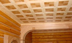 Бюджетные, но практичные и красивые варианты отделки потолка в дачном доме