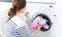 Распространенные ошибки использования стиральной машины, приводящие к поломке и неприятному запаху