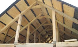 Как покрыть крышу рубероидом с деревянной обрешеткой?