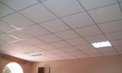 Отличия, что дешевле и лучше – подвесной или натяжной потолок