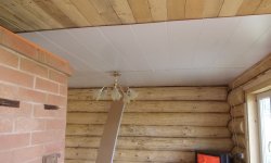Выравнивание потолка в частном деревянном доме своими руками