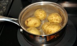 Сколько нужно варить очищенную молодую картошку, в мундире и для пюре