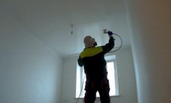 Покраска и побелка потолка краскопультом и видео инструкция