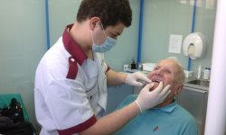 Как пенсионеру получить положенные льготы на протезирование зубов