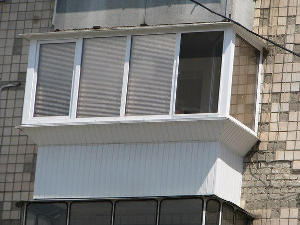 остекление балконов с выносом