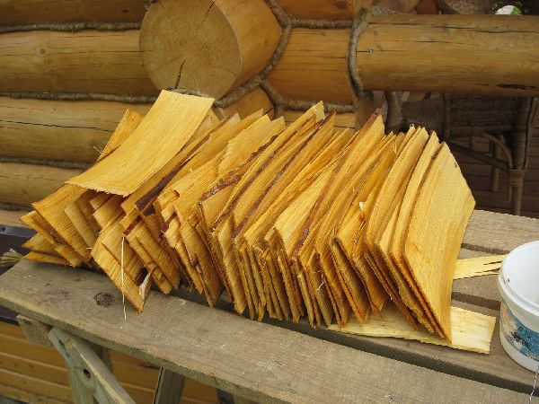 дранку нарезают пластинами из древесины