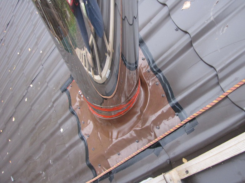 Изоляция для сэндвич труб в кровле из профлиста с 21. Проходка кровельная для дымоходов. Труба через крышу из профнастила. Узел прохода дымоходной трубы. Металл профиль проходка через кровлю трубы.