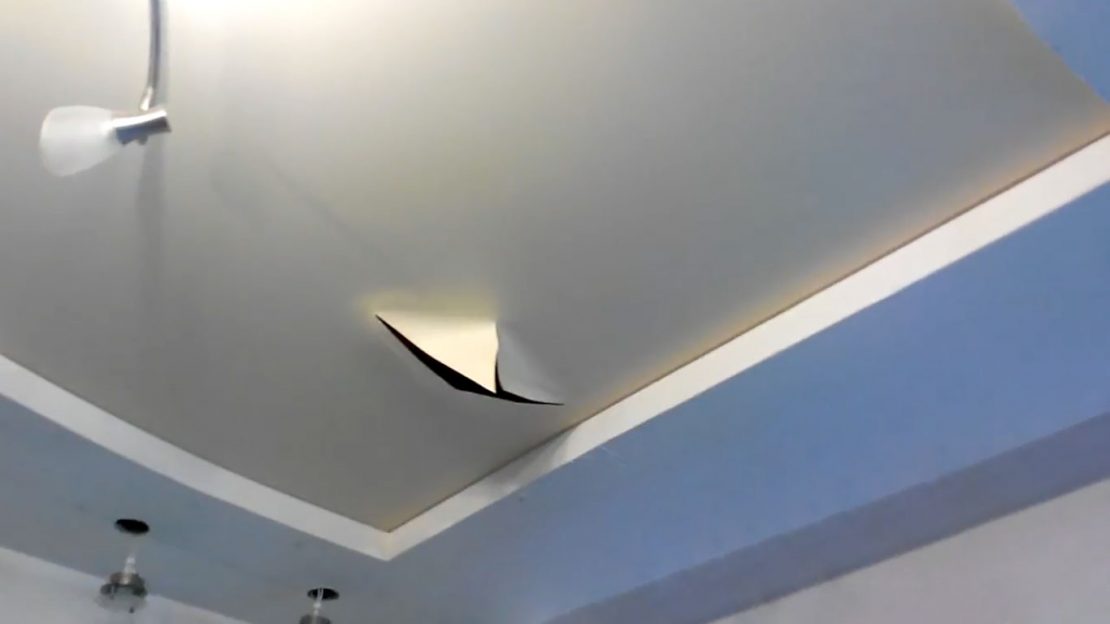 Когда лучше монтировать натяжной потолок до или после поклейки обоев