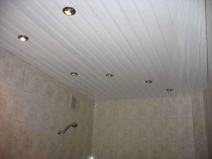 реечный потолок в ванной комнате