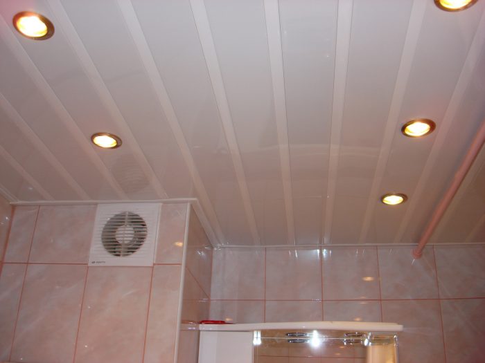 потолок в ванной из пластиковых панелей