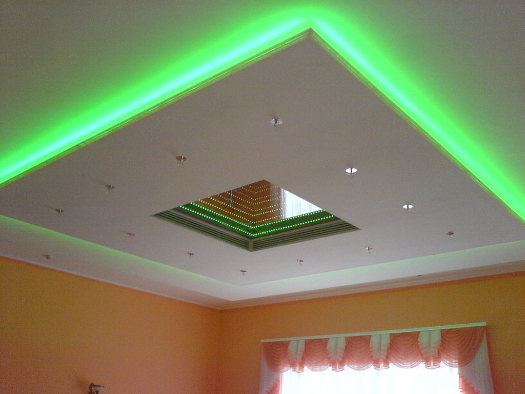 Короб из гипсокартона с подсветкой под потолком