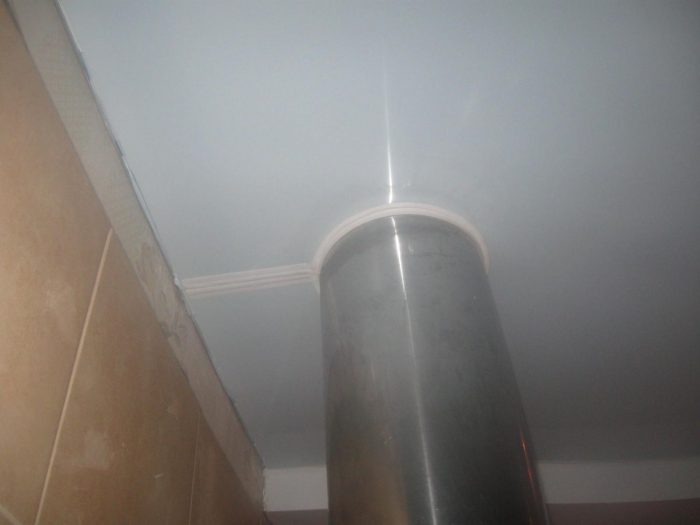 отверстие в натяжном потолке для труб
