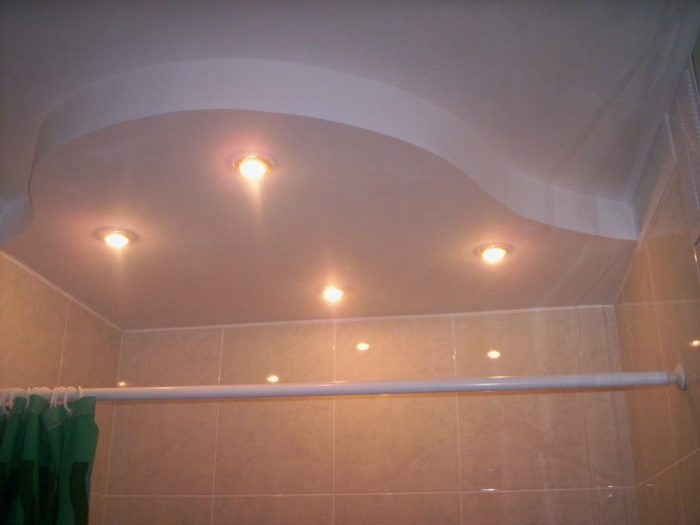 потолок в ванной камнате