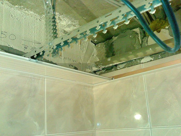 как установить реечный потолок в ванной
