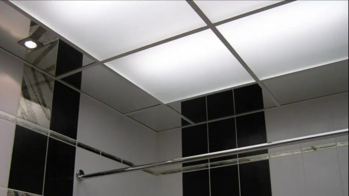 стеклянный потолок в ванной