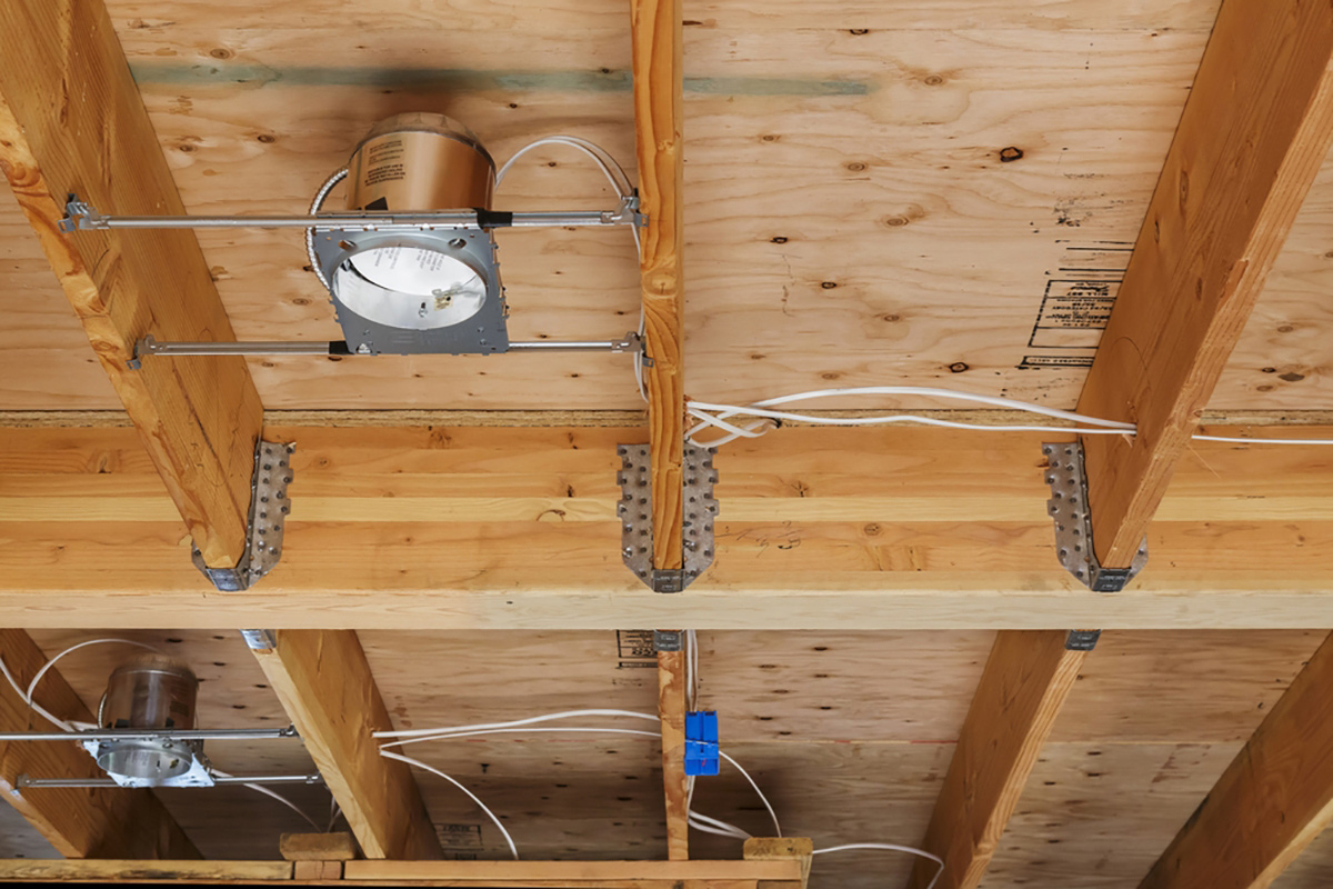 прокладка кабеля по стене деревянного дома