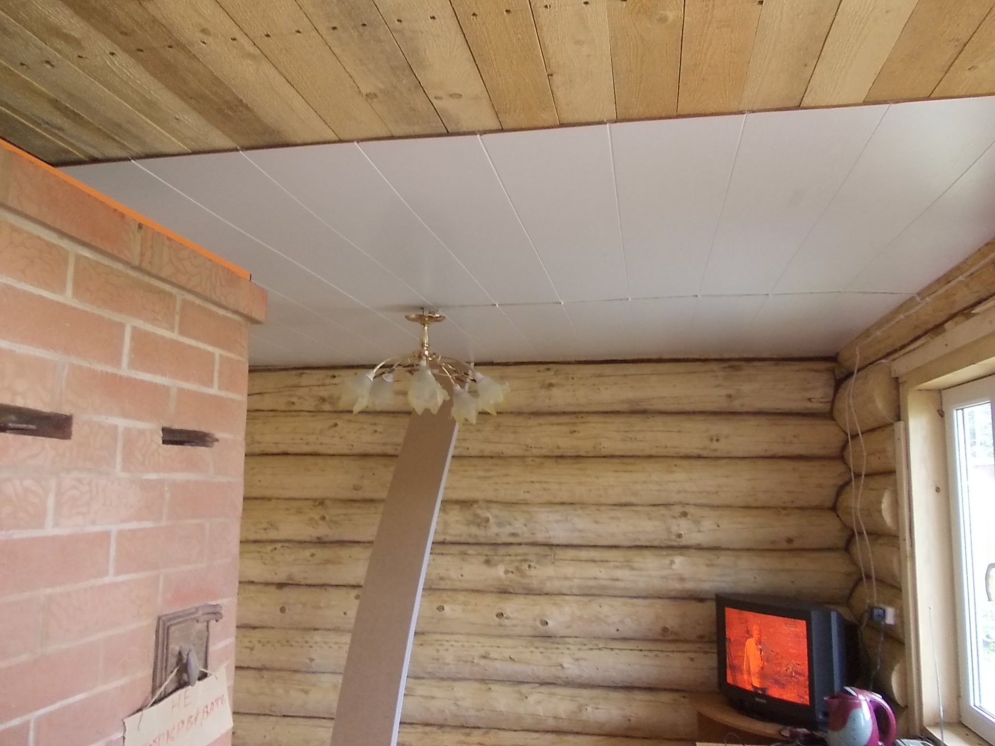 Как выровнять потолок в деревянном доме частном своими руками и методы .