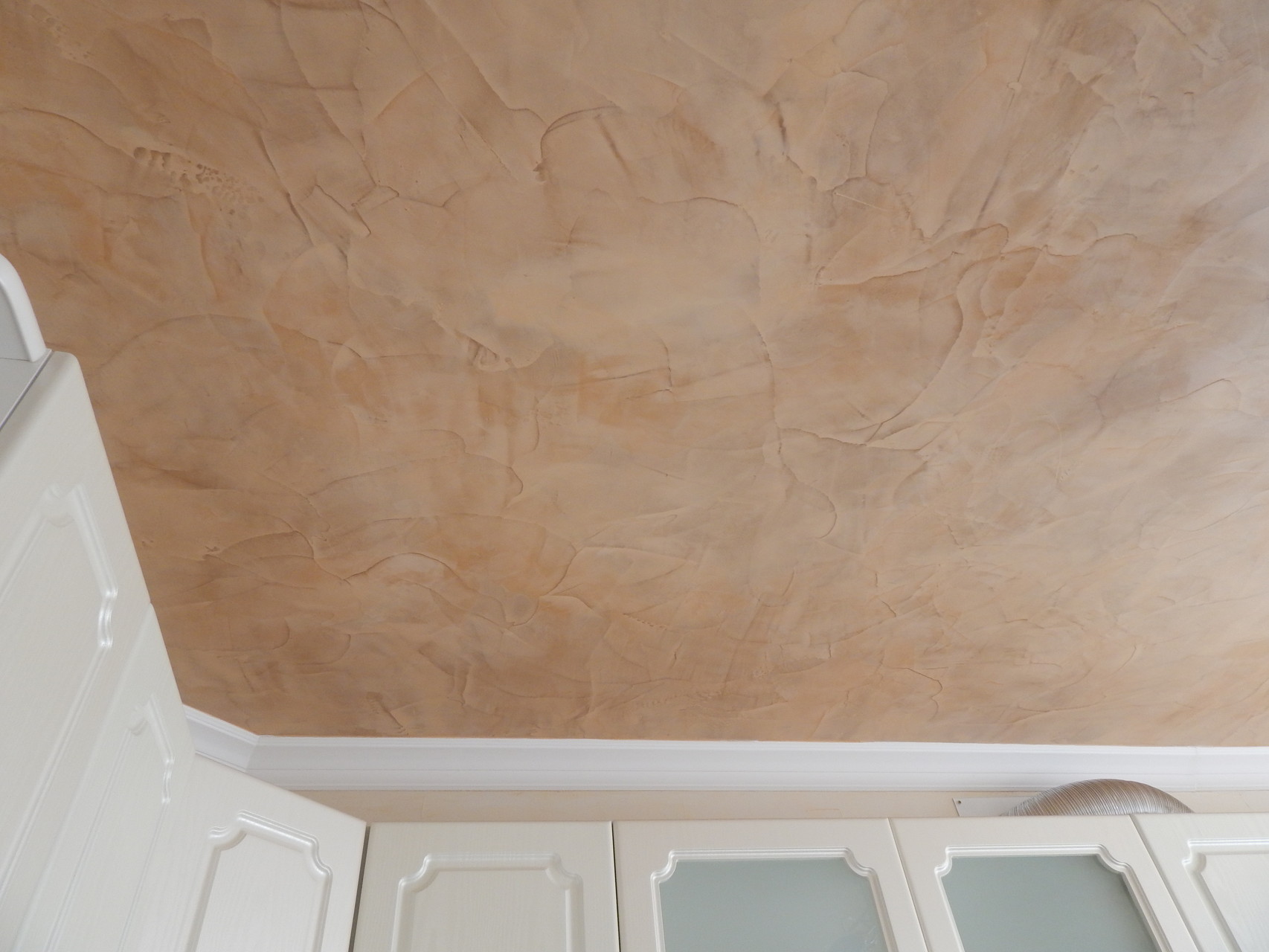 Декоративная покраска потолка рельефная: фактурная краска и ремонт .
