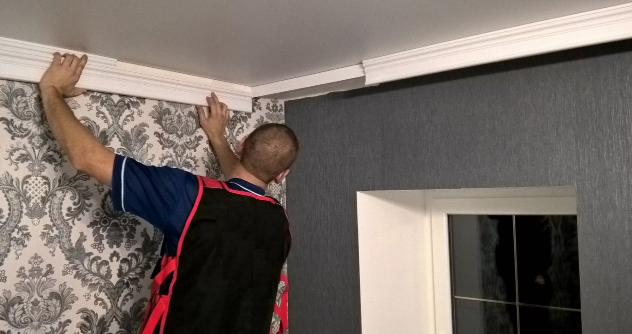 демонтаж потолочного плинтуса