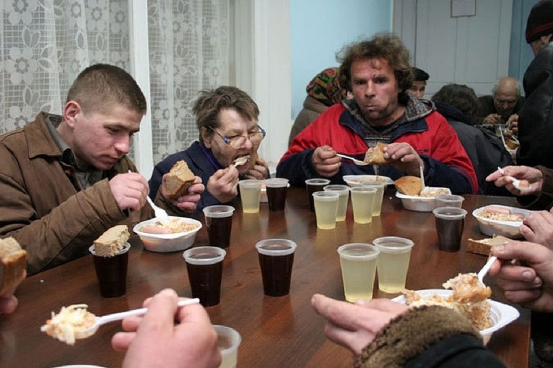 Еда для бездомных. Социальный приют для бездомных. Обеды для бездомных.