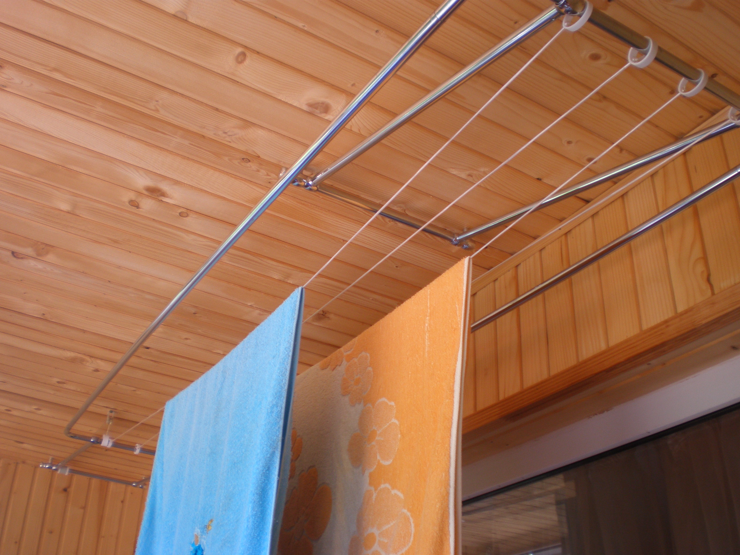 Потолочная сушилка для белья на балкон и настенная подвесная вешалка с .