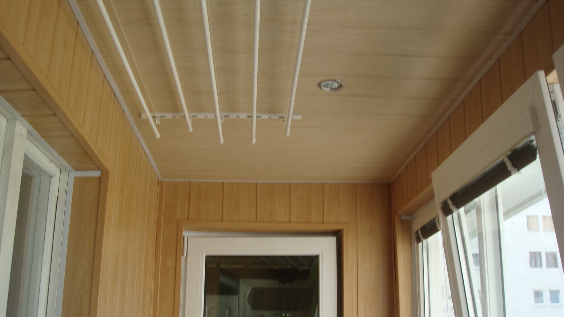 Потолок пвх балкон. Потолочные панели для лоджии. Потолок на балконе пластиковыми панелями. Пластиковый потолок на балконе. Отделка потолка на балконе.