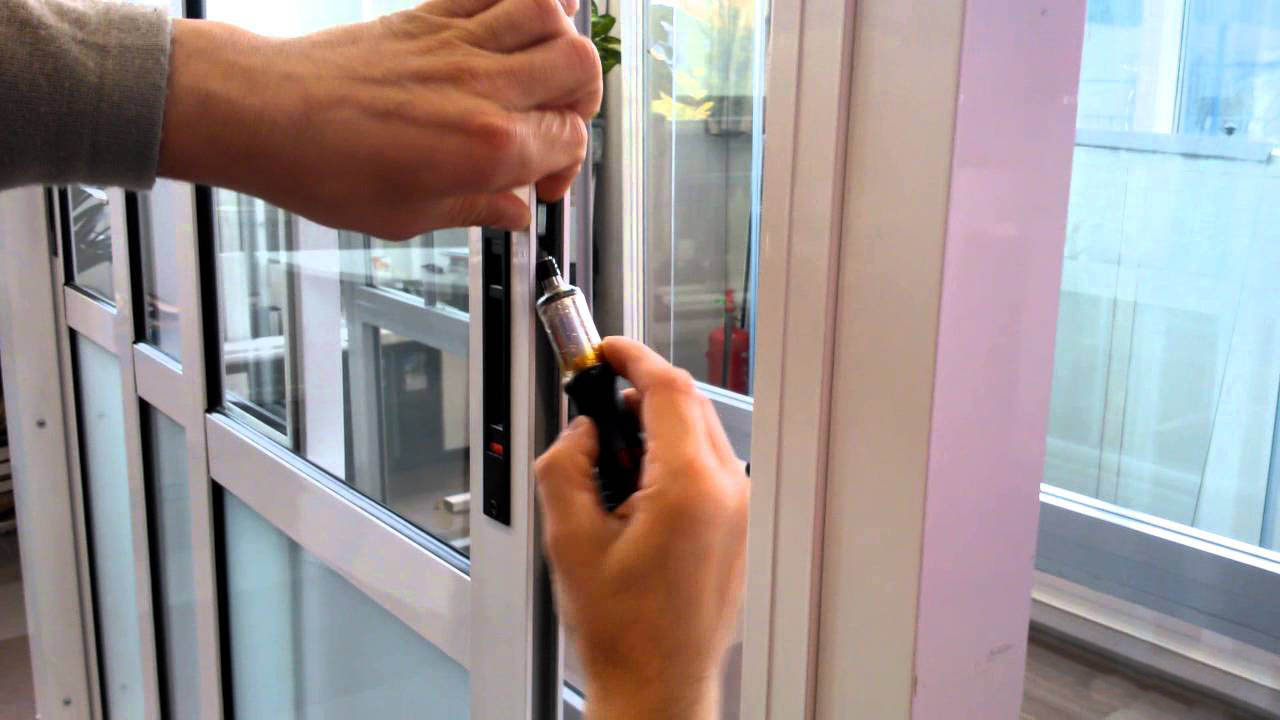 Не закрывается пластиковая дверь на балкон: как снять и отрегулировать .
