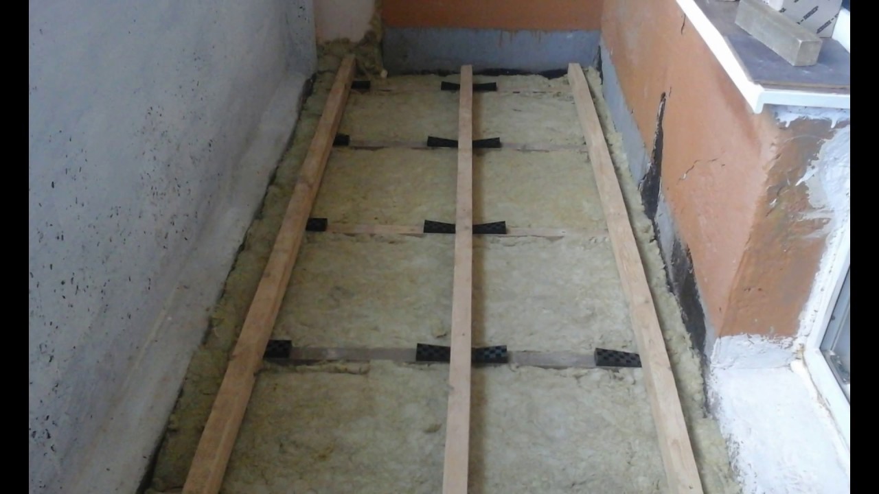 Чем поднять пол на балконе. Пол на лоджии. Пол на балконе. Обрешетка пола на лоджии. Лаги для пола на балконе.