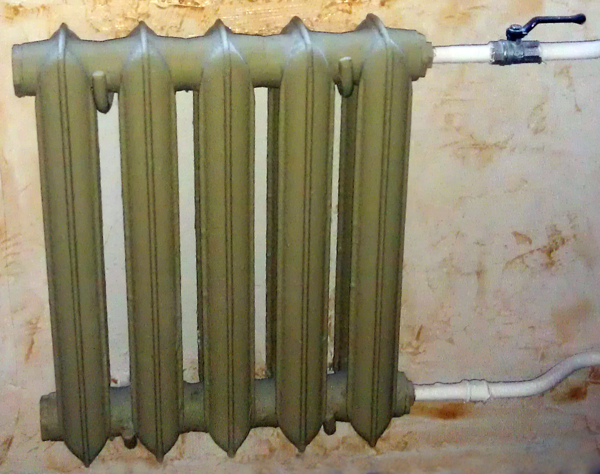 Установка чугунных радиаторов отопления: крепление к стене и сколько .