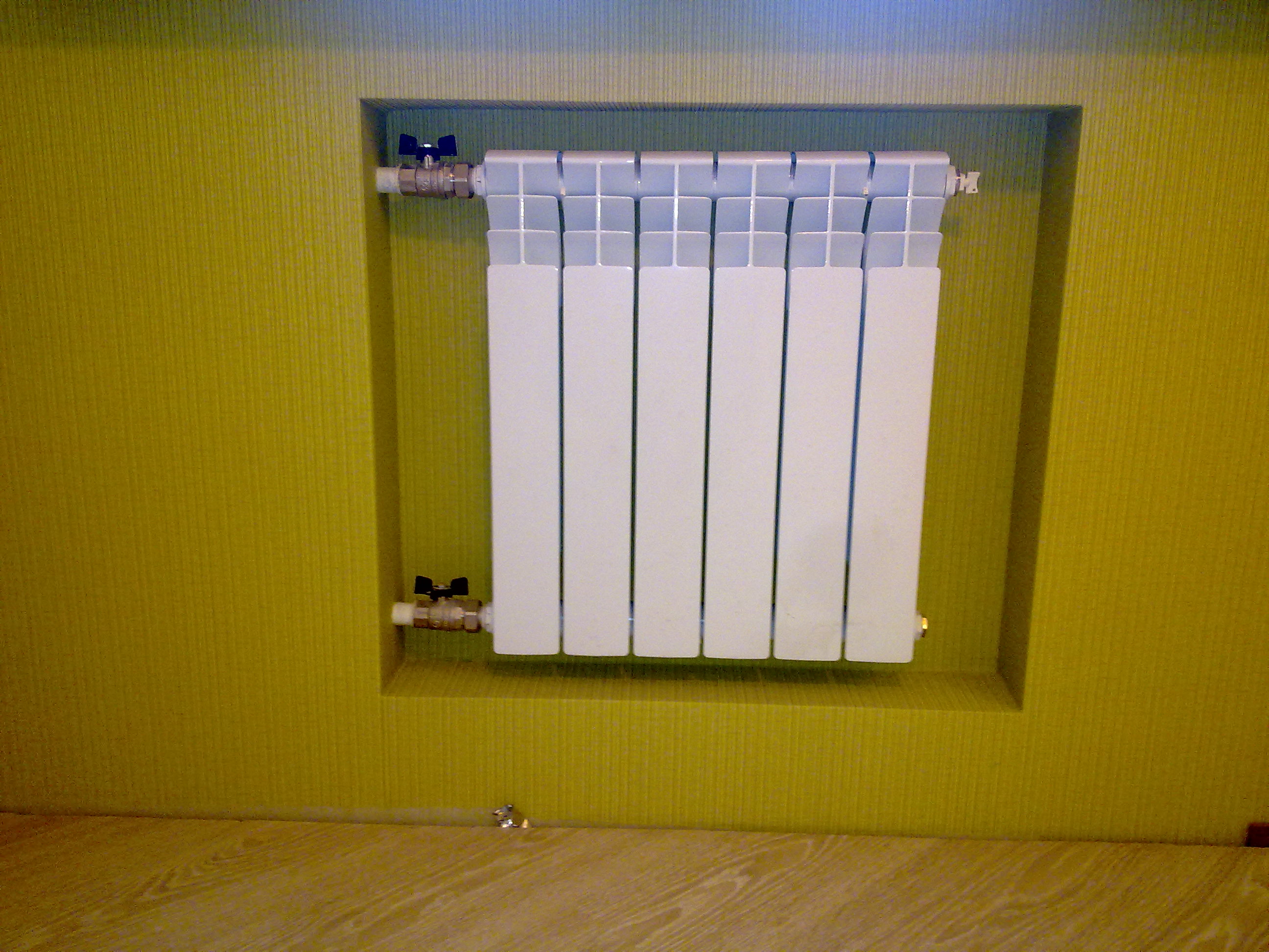 Радиатор отопления на стене