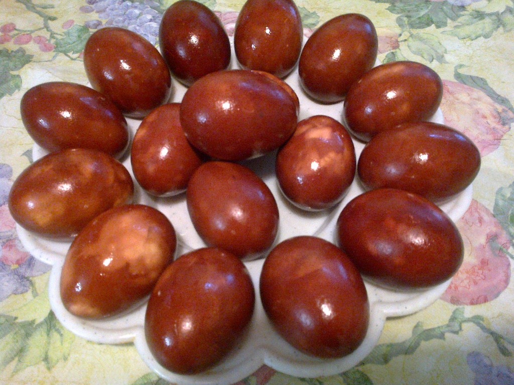 Покраска яиц на Пасху в луковой шелухе